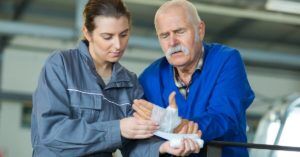 trabajador que recibe tratamiento médico de un compañero tras sufrir un accidente laboral